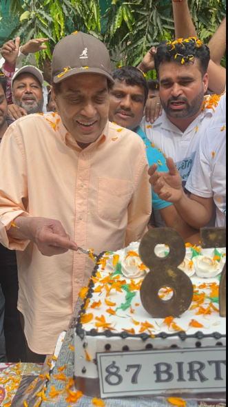 Dharmendra and family celebrate his 87th birthday with an auspicious Puja