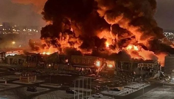 Moskova’da bir alışveriş merkezinde futbol sahası büyüklüğünde çıkan yangında bir kişi öldü