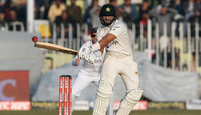 Pakistanlı İmam-ül Hak, 4 Aralık 2022'de Rawalpindi'deki Rawalpindi Kriket Stadyumu'nda Pakistan ile İngiltere arasında oynanan ilk kriket Testi maçının dördüncü gününde şut atıyor. — AFP