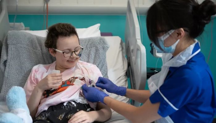 Jan Chu, infermiera ricercatrice senior presso Great Ormond Street, dà ad Alyssa la terapia nel maggio 2022.— Great Ormond Street Hospital