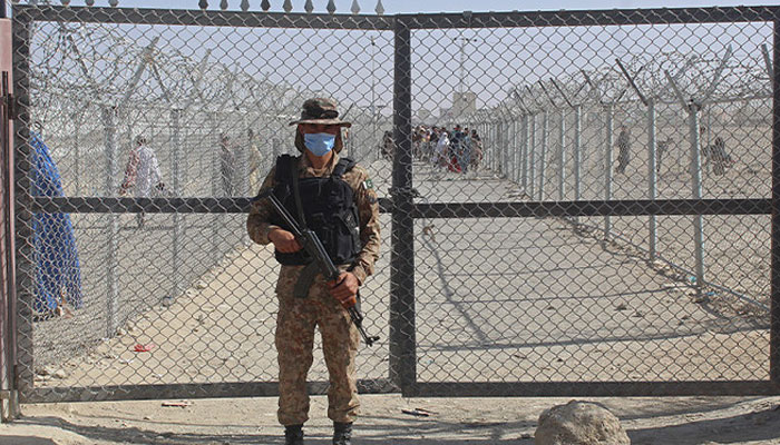 A Pakistani soldier stands guard at the Pakistan-Afghanistan border crossing point in Chaman on August 20, 2021. —AFP