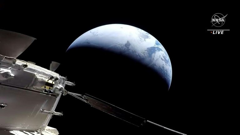 Atmosfere yeniden girerken, burada Dünya'ya geri dönerken görülen sakız şeklindeki Orion kapsülü, Güneş yüzeyinin yaklaşık yarısı kadar bir sıcaklığa dayanmak zorunda kaldı.  — NASA TV/AFP