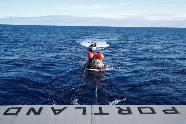 Orion, bazı ilk testler yapıldıktan sonra, önceden konumlandırılmış Donanma gemisi USS Portland tarafından Meksika'nın Baja California kıyılarında kurtarıldı.  — AFP