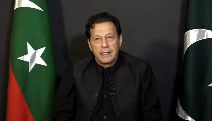 Pakistan Tehreek-e-Insaf (PTI) Başkanı Imran Khan, 12 Aralık 2022'de Lahor'da ulusa hitaben yaptığı konuşmada video aracılığıyla konuşuyor. — YouTube/PTI