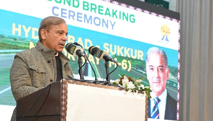 Başbakan Shehbaz Sharif, 13 Aralık 2022'de Sukkur- Haydarabad otoyolunun temel atma töreninde konuşuyor. - Nezaket Basın Bilgi Departmanı