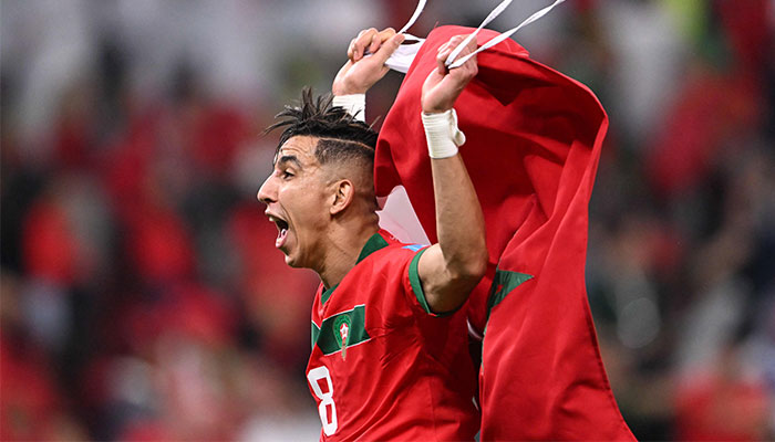 Fas'ın 18 numaralı defans oyuncusu Jawad El Yamiq, 10 Aralık 2022'de Doha'daki Al-Thumama Stadyumu'nda Fas ile Portekiz arasında oynanan Katar 2022 Dünya Kupası çeyrek final futbol maçını kazanmasını kutluyor. — AFP