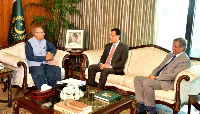 President Dr Arif Alvi (left) meets Minister for Economic Affairs Sardar Ayaz Sadiq (centre) and Minister for Law Azam Nazeer Tarar (right) at the Presidents House on December 14, 2022. — APP