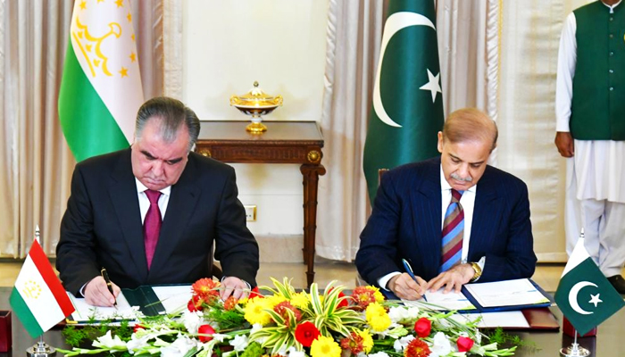Prime Minister Muhamad Shehbaz Sharif and President of Tajikistan Emomali Rehmon sign a Joint Communiqué of the visit of the Tajik President to Pakistan in Islamabad on December 14, 2022. — APP