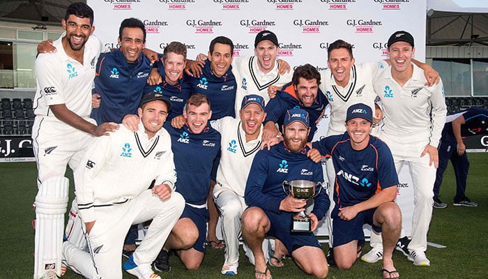 Yeni Zelandalı oyuncular, Christchurch'teki Hagley Oval'de Yeni Zelanda ile İngiltere arasında oynanan ikinci Test karşılaşmasının beşinci gününden sonra seriyi kazanmayı kutluyor.  Fotoğraf: AFP