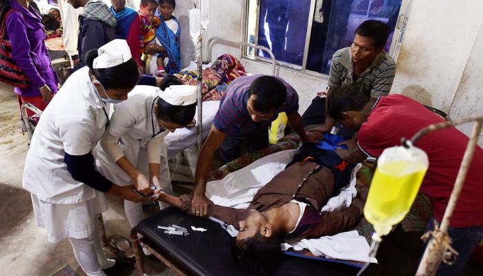 (Rappresentativo) Un paziente che ha bevuto alcolici tossici viene curato presso l'ospedale civile di Kushal Konwar nel distretto di Golaghat, nello stato indiano nord-orientale dell'Assam, il 23 febbraio 2019.─ AFP/File