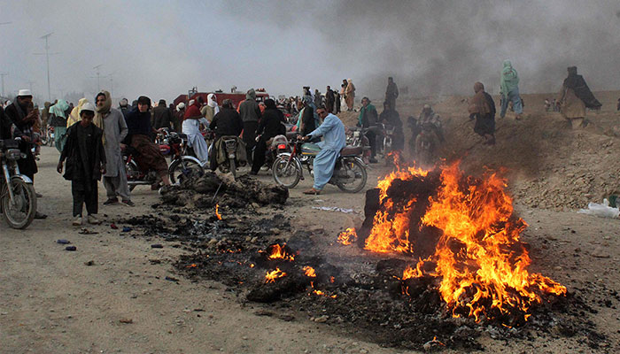 Sakinler, 11 Aralık 2022'de Taliban güçlerinin Pakistan'ın sınır kasabası Chaman'a havan topu atmasının ardından toplandı. — AFP