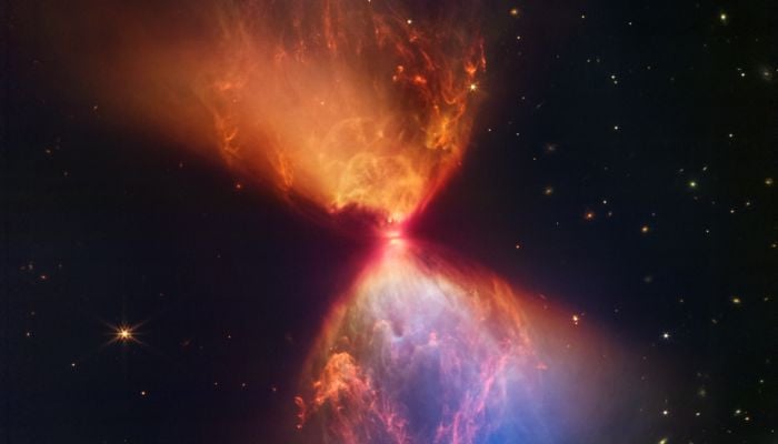 Kum saati şeklindeki yeni doğan yıldızın çarpıcı görüntüsü açıklandı
