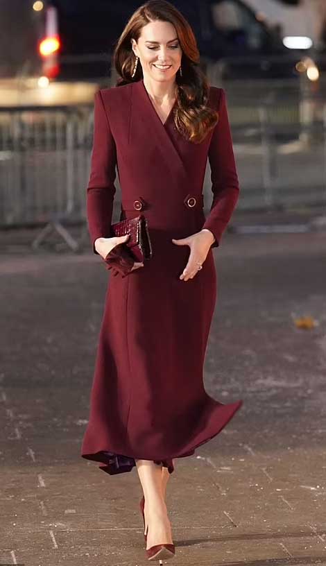Kate Middleton sieht in roten Outfits himmlisch aus, während sie bei ihrem Weihnachtsliedergottesdienst das Drama um Harry und Meghan meidet