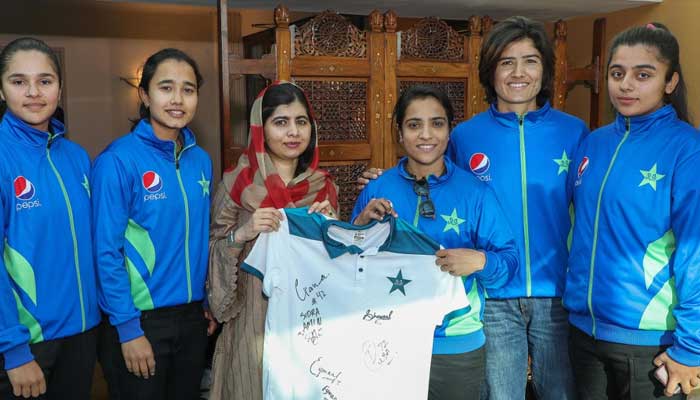 Women cricketers present a singed T-shirt to Nobel Laureate Malala Yousufzai — Courtesy PCB