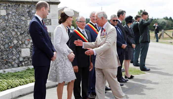 El rey Carlos extiende su apoyo a Kate Middleton y el príncipe William en medio de las acusaciones de Harry