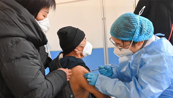 An elderly man receives a Covid-19 vaccine in Qingzhou in China´s eastern Shandong province on December 16, 2022. — AFP