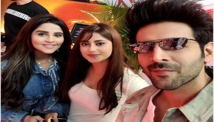 Sajal Aly and Sana Shahnawaz click a selfie with Kartik Aaryan