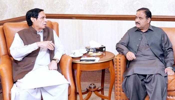 Punjab Chief Minister Chaudhry Parvez Elahi (L) talks with former CM Usman Buzdar in Lahore on April 2, 2022. — APP/File