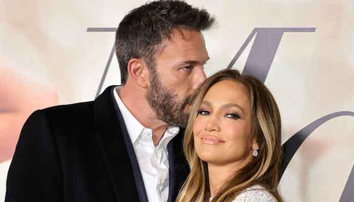 Ben Affleck sings “By Christmas Eve” with wife Jennifer Lopez