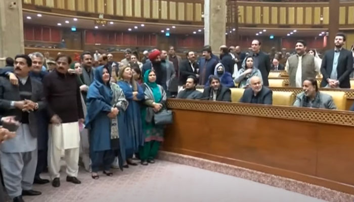Lawmakers of Punjab Assembly chant slogans during a session on December 23, 2022. — YouTube Screengrab via Hum News
