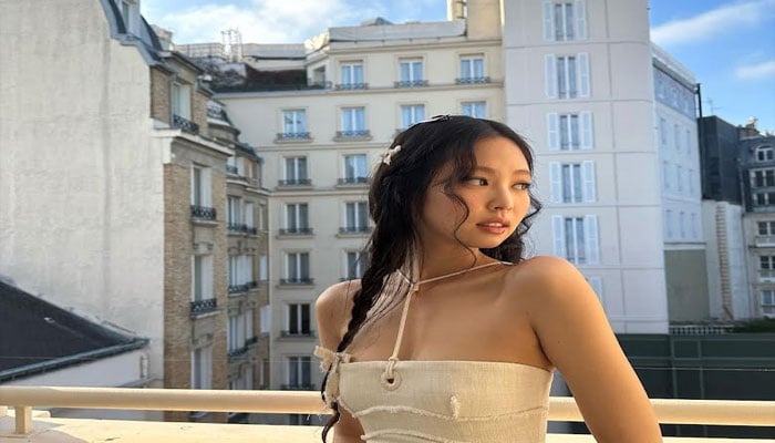 BLACKPINK Jennie goes viral for attending fashion show and group concert on the same day