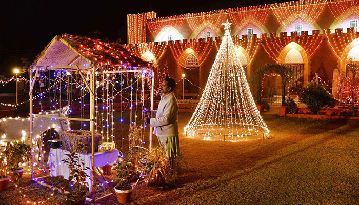 Pakistan’da Noel kutlamaları esnasında sokaklar aydınlandı