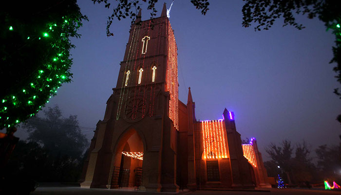 23 Aralık 2022 Cuma günü Peşaver'de yaklaşan Noel Günü Kutlaması ile bağlantılı olarak Aziz John Katedrali Kilisesi'nin güzel ışıklı görünümü. — PPI
