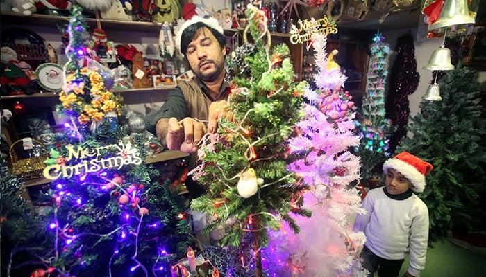 24 Aralık 2022 Cumartesi günü Peşaver'de yerel pazarda yaklaşan Noel Kutlamaları töreniyle bağlantılı olarak Noel eşyaları satılıyor. — PPI