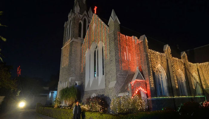 23 Aralık 2022'de Rawalpindi'deki Noel kutlamaları öncesinde renkli ışıklarla aydınlatılan St Paul Kilisesi. — APP