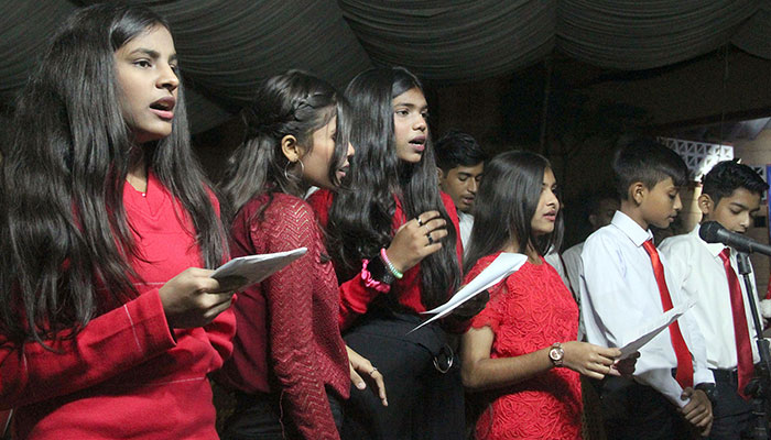 Christen öğrencileri, İl Başkentindeki St. Patricks Katedrali kilisesinde Noel kutlama töreniyle bağlantılı bir tören sırasında Noel şarkısı söylüyorlar.  - İnternet üzerinden