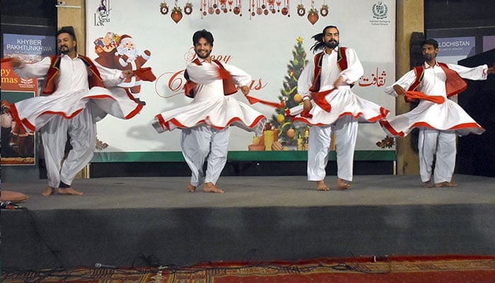 Bir grup dansçı, Federal Başkent'teki Ulusal Miras ve Kültür Bölümü tarafından düzenlenen Lok Virsa'da Noel töreni kutlaması sırasında geleneksel dans yapıyor.  - İnternet üzerinden