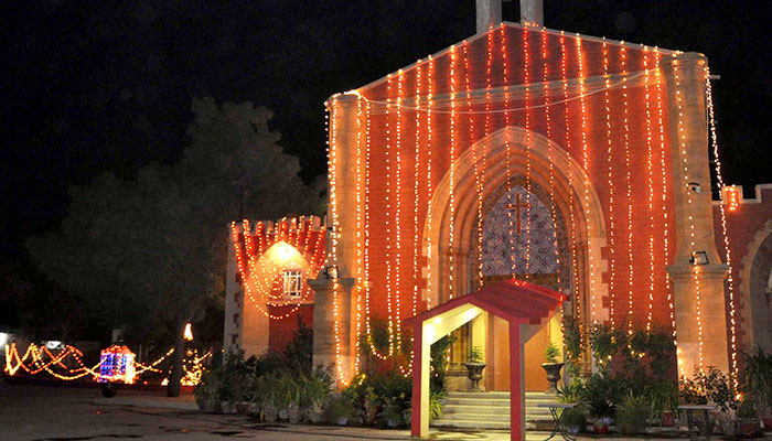 24 Aralık 2022 Cumartesi günü Haydarabad'da yaklaşan Noel Günü kutlamalarıyla bağlantılı olarak bir Kilise binasının aydınlatılmış güzel bir görüntüsü. — PPI