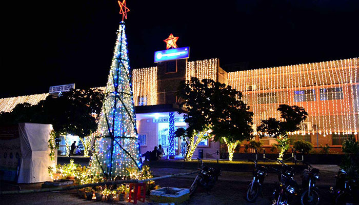 St. Elizabeth hastanesi, Noel kutlamaları öncesinde rengarenk ışıklarla aydınlatılıyor.  — AP
