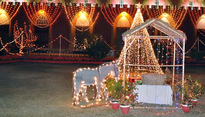 24 Aralık 2022 Cumartesi günü Haydarabad'da yaklaşan Noel Günü kutlamalarıyla bağlantılı olarak bir Kilise binasının aydınlatılmış güzel bir görüntüsü. — PPI