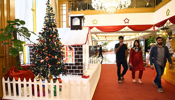 24 Aralık 2022 Cumartesi günü Karaçi'deki yerel bir otelde yaklaşan Noel Günü Kutlama Töreni ile bağlantılı olarak süslenmiş Noel eşyalarının güzel bir manzarası ve kutlama hazırlığı. — PPI