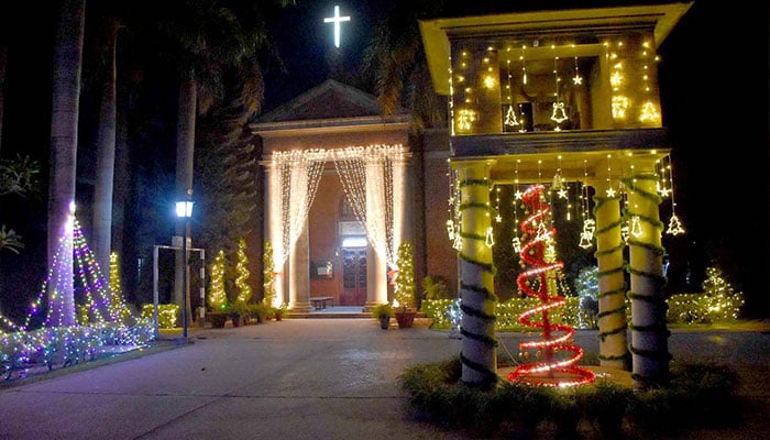 Sialkot'taki Mission Hastanesi Kilisesi, Noel ile bağlantılı olarak birçok farklı renkte ışıkla dekore edilmiştir.  - UYGULAMA