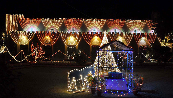 24 Aralık 2022 Cumartesi günü Haydarabad'da yaklaşan Noel Günü kutlamasıyla bağlantılı olarak bir Kilise binasının aydınlatılmış güzel bir görüntüsü.— PPI