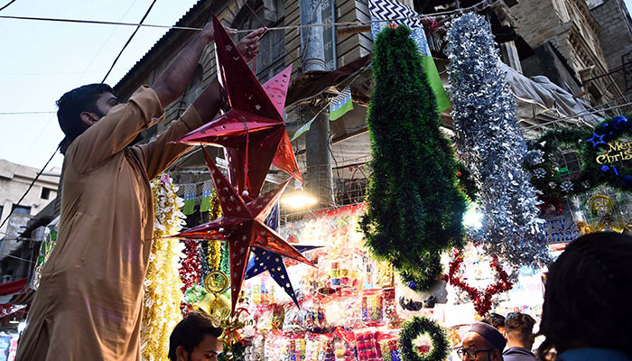 24 Aralık 2022 Cumartesi günü Karaçi'de Saddar Bohri Bazar'da yapılacak Noel Kutlamaları töreniyle bağlantılı olarak Noel eşyaları satılıyor. — PPI