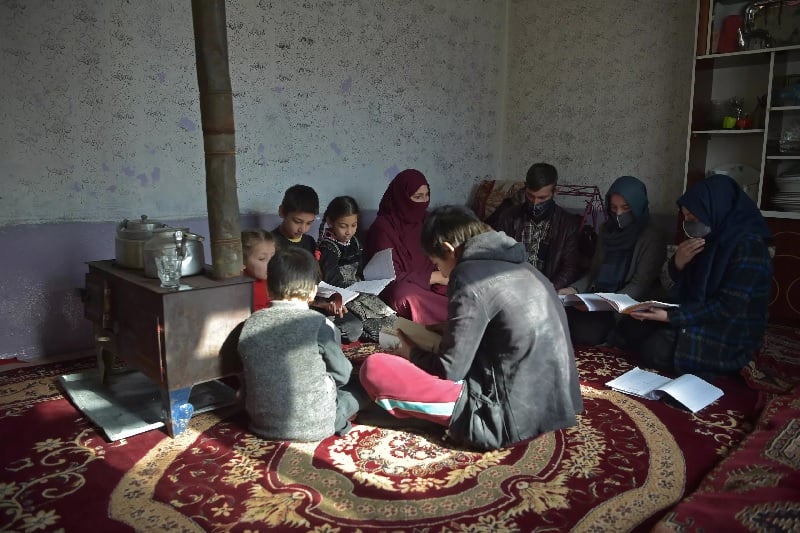 Üniversite hayali sona eren Marwa (2. Sağ) artık altı küçük kardeşine ders vermek için evde kalacak.— AFP