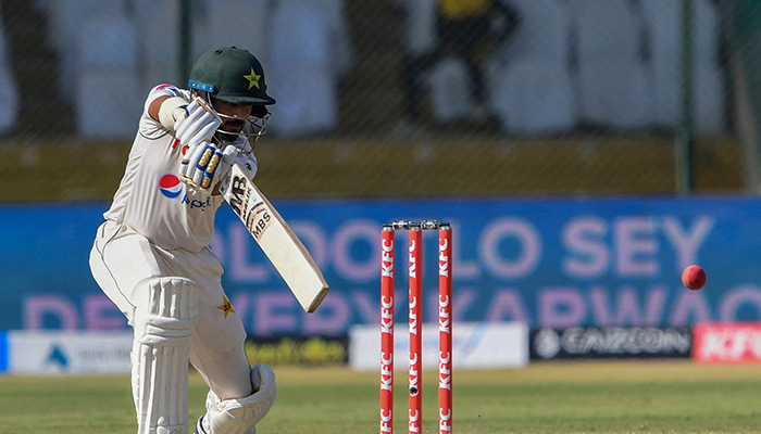 Pakistanlı Saud Shakeel, 19 Aralık 2022'de Karaçi'deki Ulusal Stadyum'da Pakistan ile İngiltere arasında oynanan üçüncü kriket Testi maçının üçüncü gününde şut atıyor. — AFP