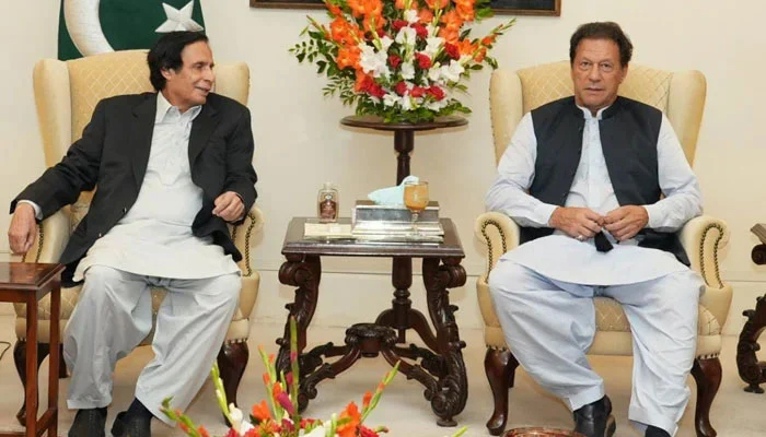 Bu tarihsiz fotoğrafta CM Punjab Pervaiz Elahi (solda) ve PTI şefi Imran Khan bir toplantı sırasında.  — CM Evi