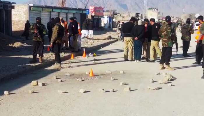 Güvenlik personeli, 25 Aralık 2022'de Quetta'daki bir patlama alanını inceliyor. — Screengrab/Reporters videosu