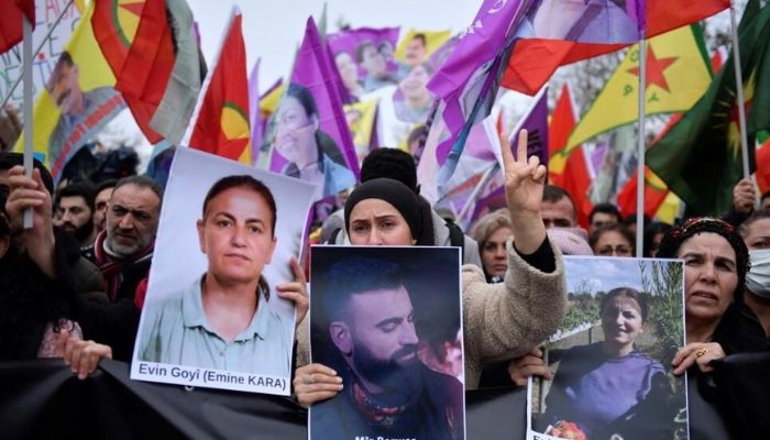 Kürt toplumunun destekçileri ve üyeleri, Cuma günü düzenlenen bir saldırıda üç kişinin hayatını kaybetmesinin ardından Cumartesi günü Paris'te gösteri düzenledi.— AFP