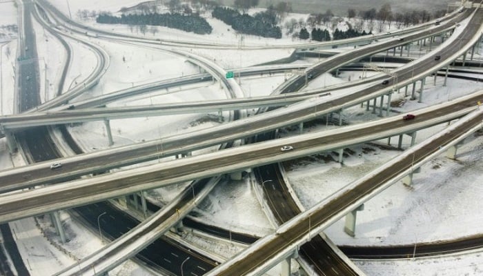 Sürücüler, 23 Aralık 2022'de dondurucu soğukların vurduğu Kentucky, Louisville'de karlı bir otoyolda ilerliyorlar. — AFP/File