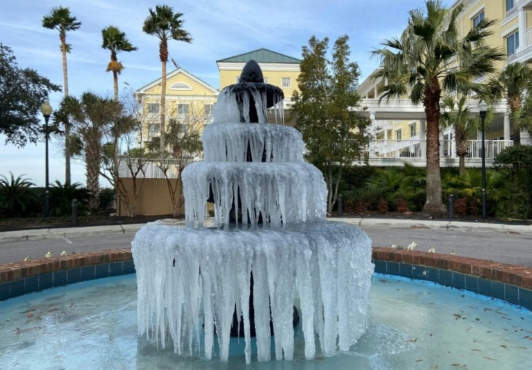 24 Aralık 2022'de ölümcül bir kış fırtınası Amerika Birleşik Devletleri'nin büyük bir bölümünü soğuk sıcaklıklar, şiddetli rüzgarlar ve kör edici karla kaplarken, buzlar Güney Karolina, Charleston'daki bir çeşmeyi süslüyor.  — AFP