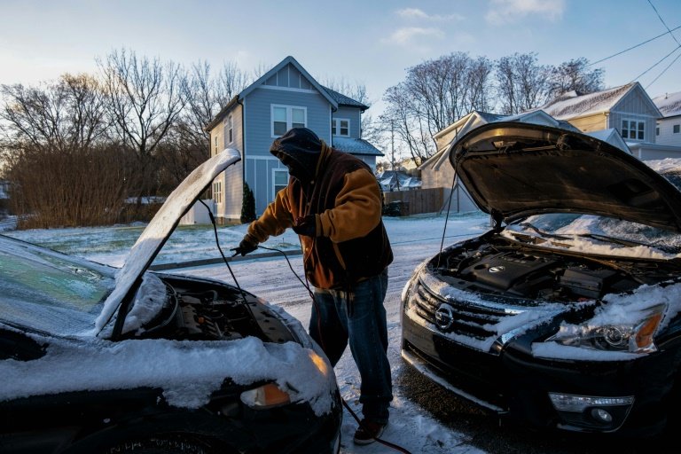 Antonio Smothers, 23 Aralık 2022'de Nashville, Tennessee'de büyük bir kış fırtınası ilerlerken aracını hızlı çalıştırıyor. — AFP