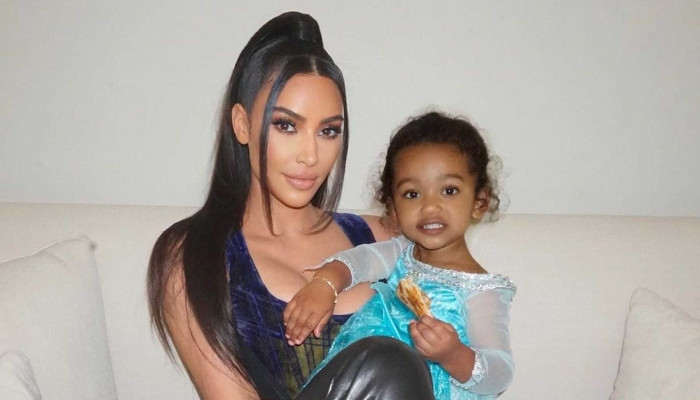 Kim Kardashian memicu kritik atas kegagalan photoshop di postingan Instagram baru