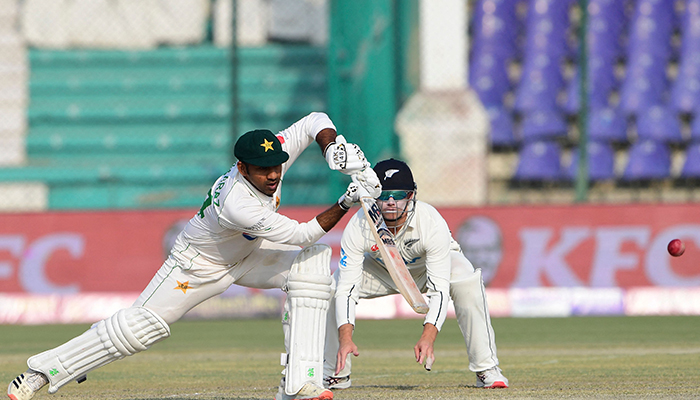 Sarfaraz Ahmed, 26 Aralık 2022'de Karaçi'deki Ulusal Stadyum'da Pakistan ile Yeni Zelanda arasında oynanan ilk kriket Testi maçının ilk gününde şut atıyor. — AFP