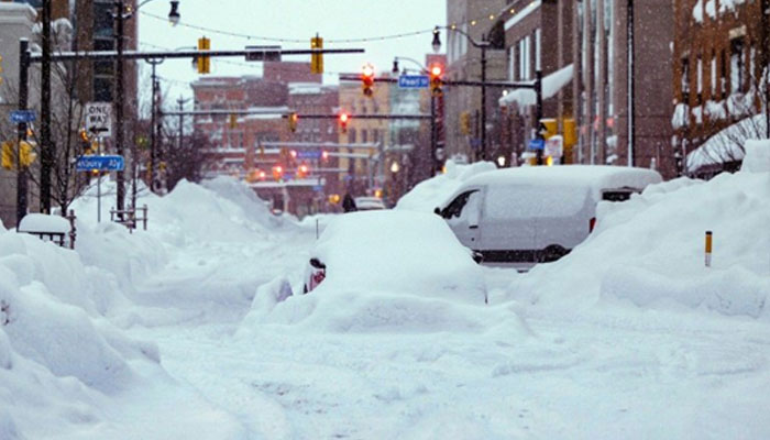 Yolda karla kaplı arabaların görüntüsü.  — AFP/Dosya