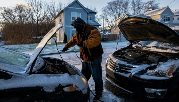 Nashville, Tennessee'de bir adam rekor soğukta aracını zıplayarak çalıştırıyor.  — AFP/Dosya